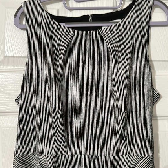 Cute flared A-line black and white dress with hot pink patent leather belt - Picture 2 of 10